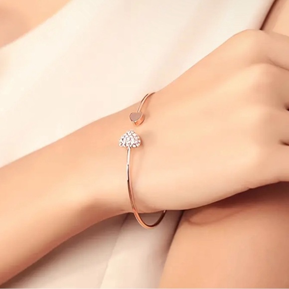 New Bracelet Elegant Vintage Love Heart Bangle - Picture 1 of 5